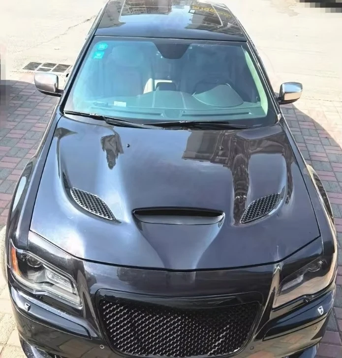 Фото Карбоновый капот с вентиляционными отверстиями в стиле SRT Hellcat для Chrysler 300, 300C, 300S 2011-2023 годов выпуска №2