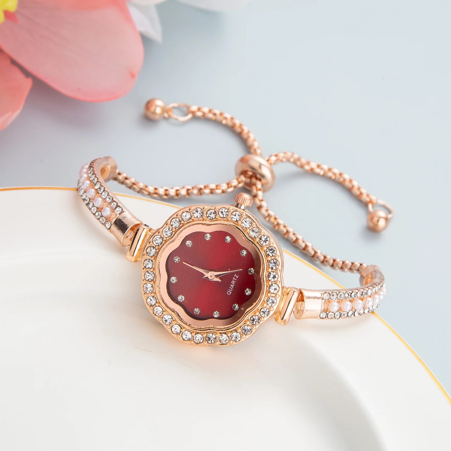 2023 Cute Flower Bracelet Watches for Women Diamond Crystal Watch Fashion Quartz Womans Wristwatches for Free Shiping