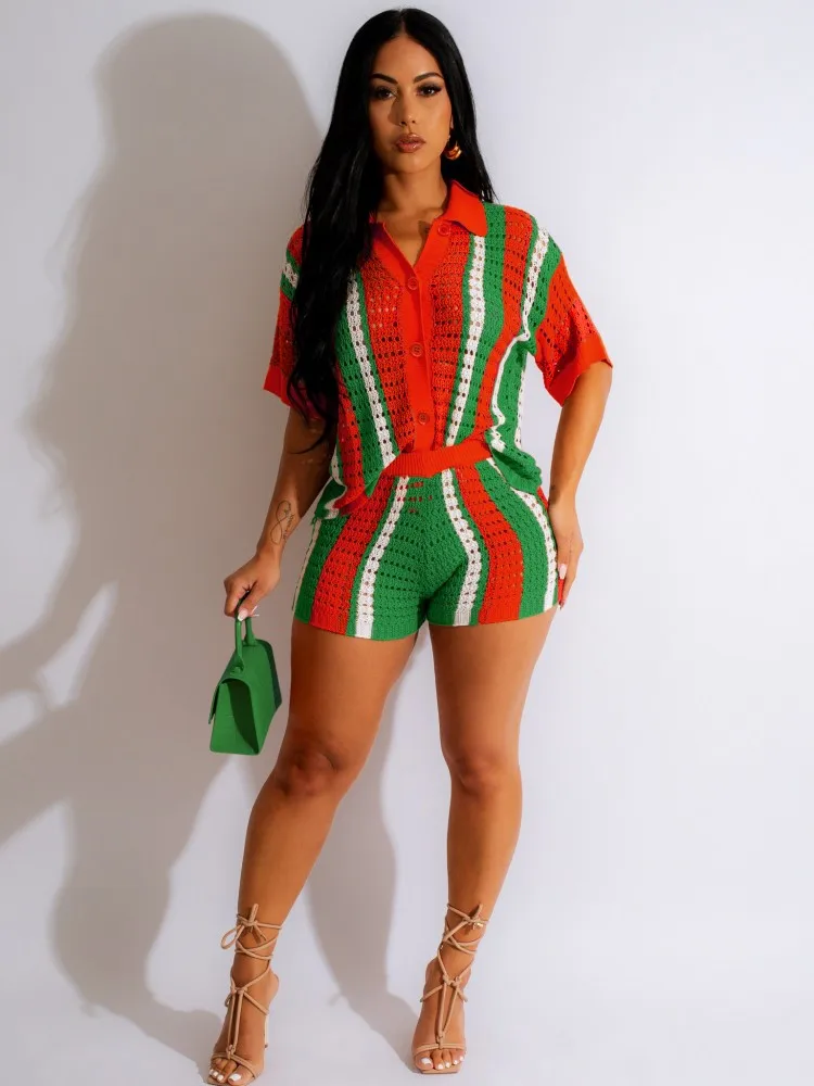 Комплект женский трикотажный из топа и брюк с отложным воротником короткими