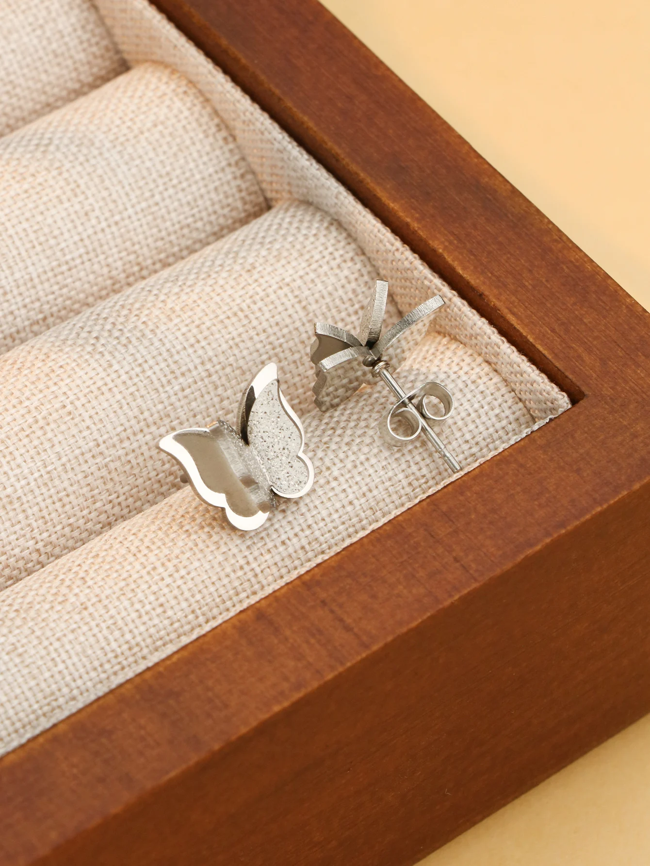 1 пара серебряных изысканных двухслойных матовых серег-гвоздиков с бабочками для