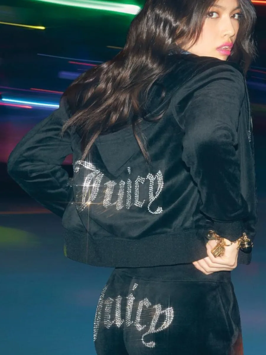 Комплект спортивных брюк из куртки на молнии с капюшоном и заниженной талией