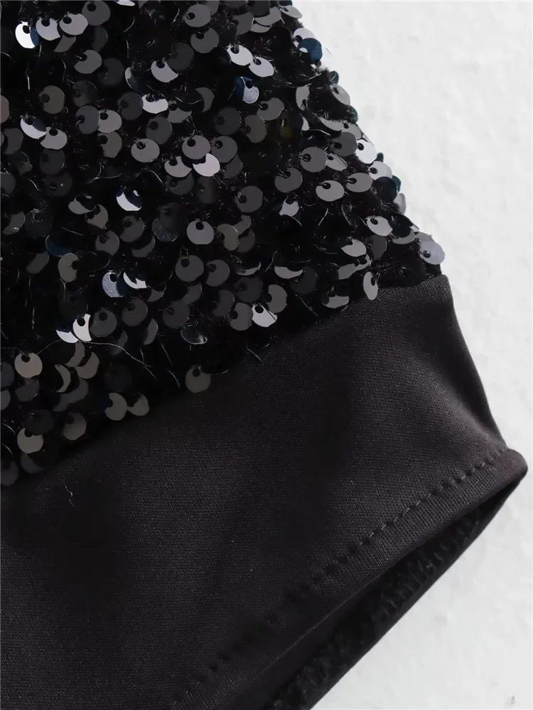 Женское боди с открытыми плечами и блестками