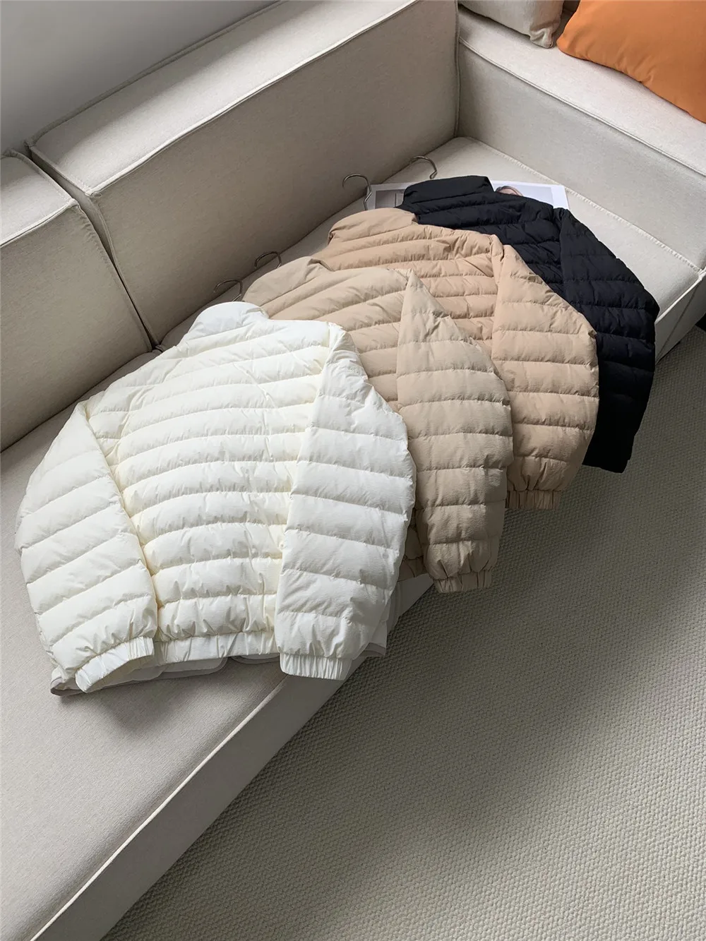 Женский короткий пуховик простой с бисером Осень-зима 24