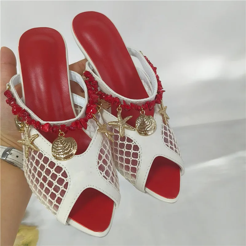 Фото Женские сетчатые шлепанцы с открытым носком, летние пляжные сандалии с подвесками в виде ракушек и морских звезд, красные босоножки с бисерными ремешками, повседневная обувь для отпуска №3