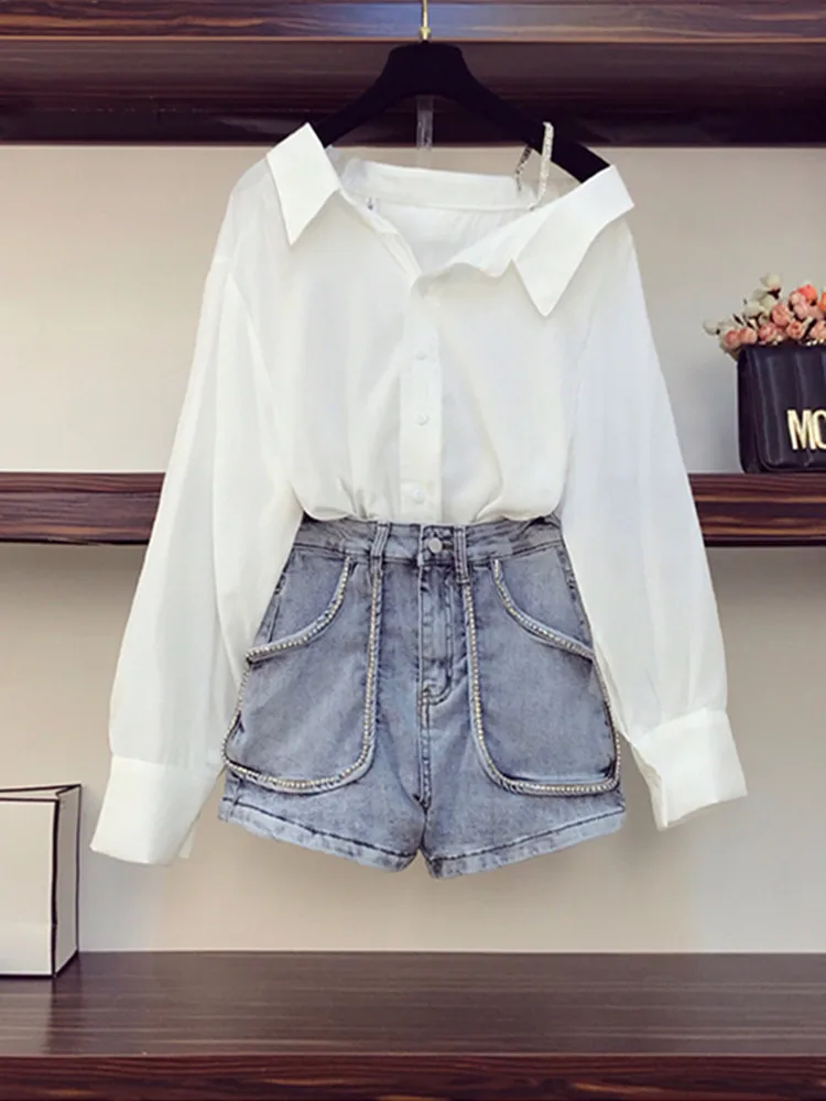 

Женский костюм из двух предметов, блузка с длинным рукавом и открытыми плечами, джинсовые шорты со стразами и высокой талией в уличном стиле