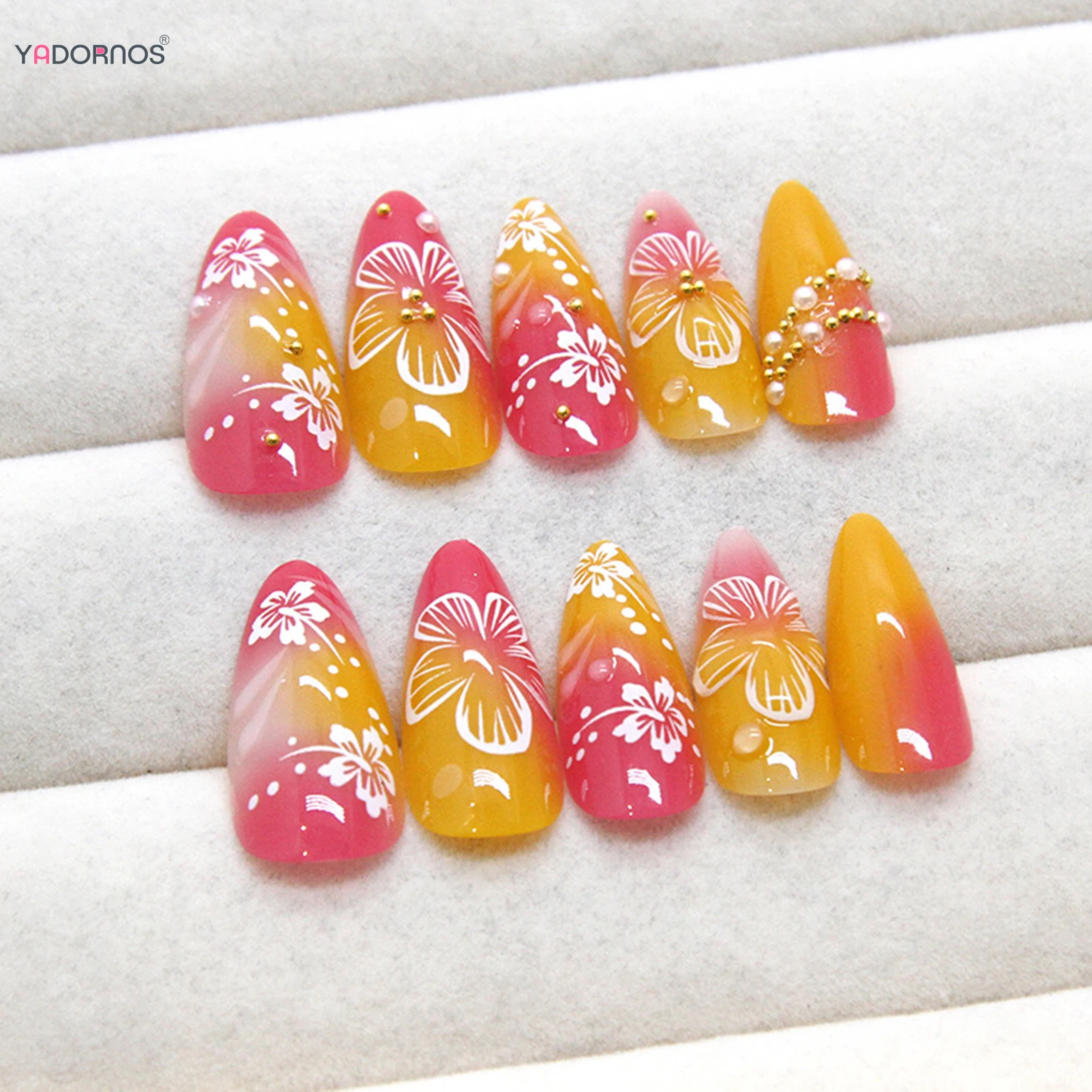Градиентные розовые оранжевые накладные ногти с белым цветком и принтом простые