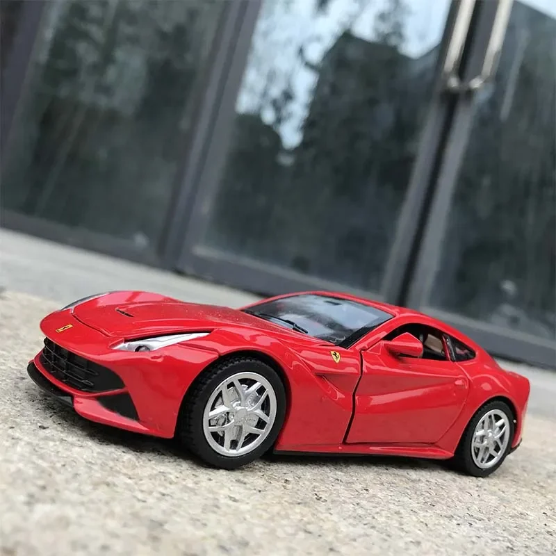Модель спортивного автомобиля 1:32 F12 из сплава Литые и игрушечные автомобили