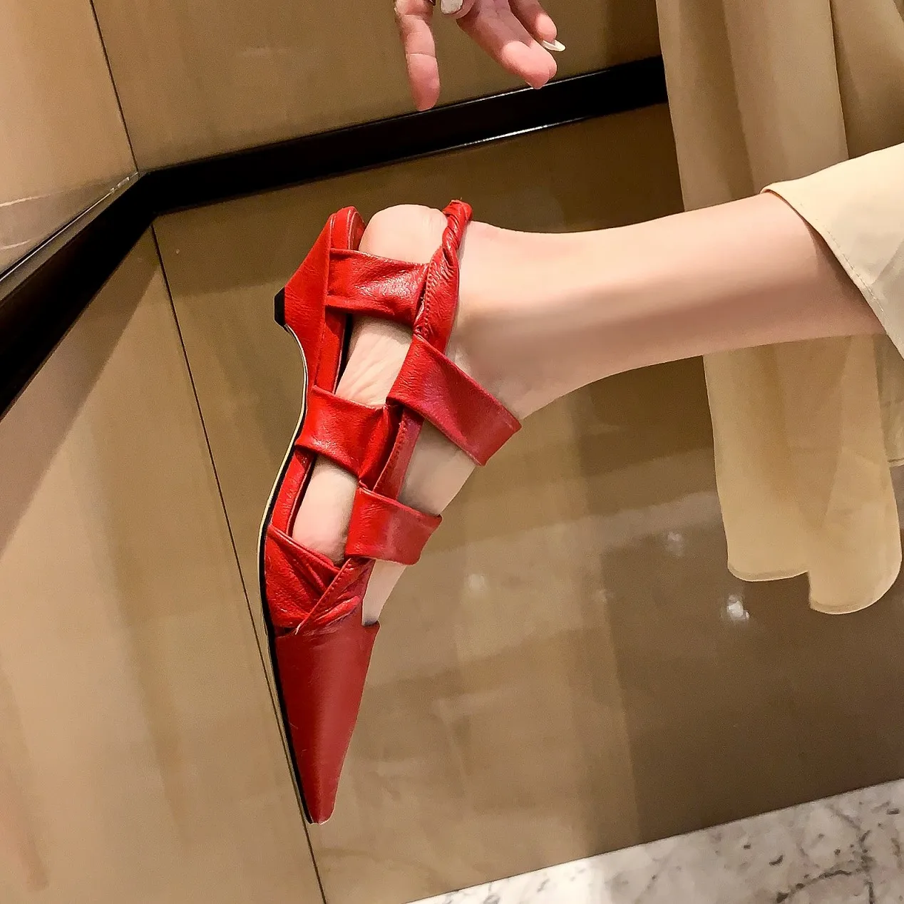 

Summer Shoe Slip On Pleated Sandals Modern Slingback Simple Shoes Pointed Toe Sandles Elegant Ladies Pump Wrinkle Patent Leather