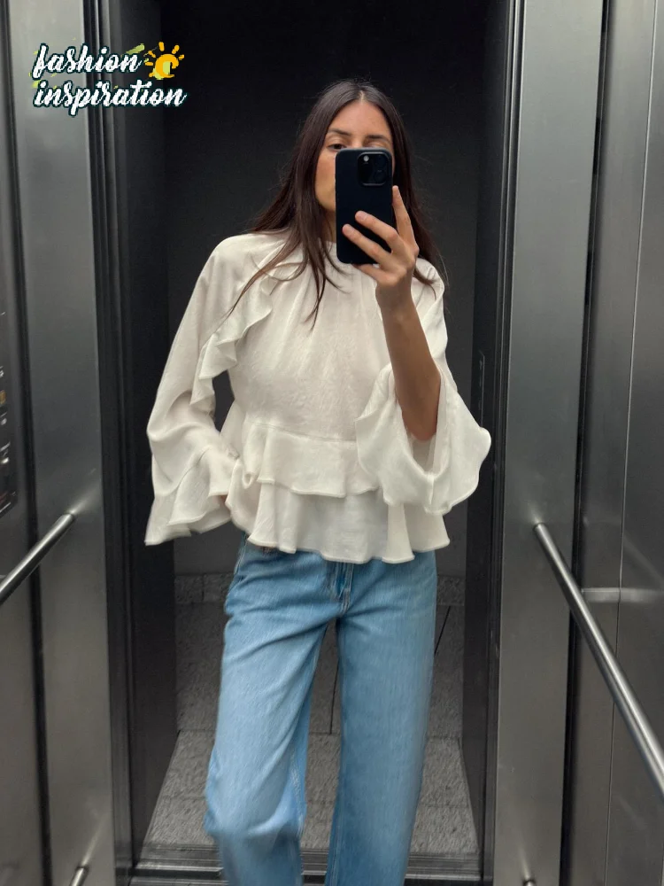 Белая двухслойная женская блузка с оборками и расклешенными рукавами