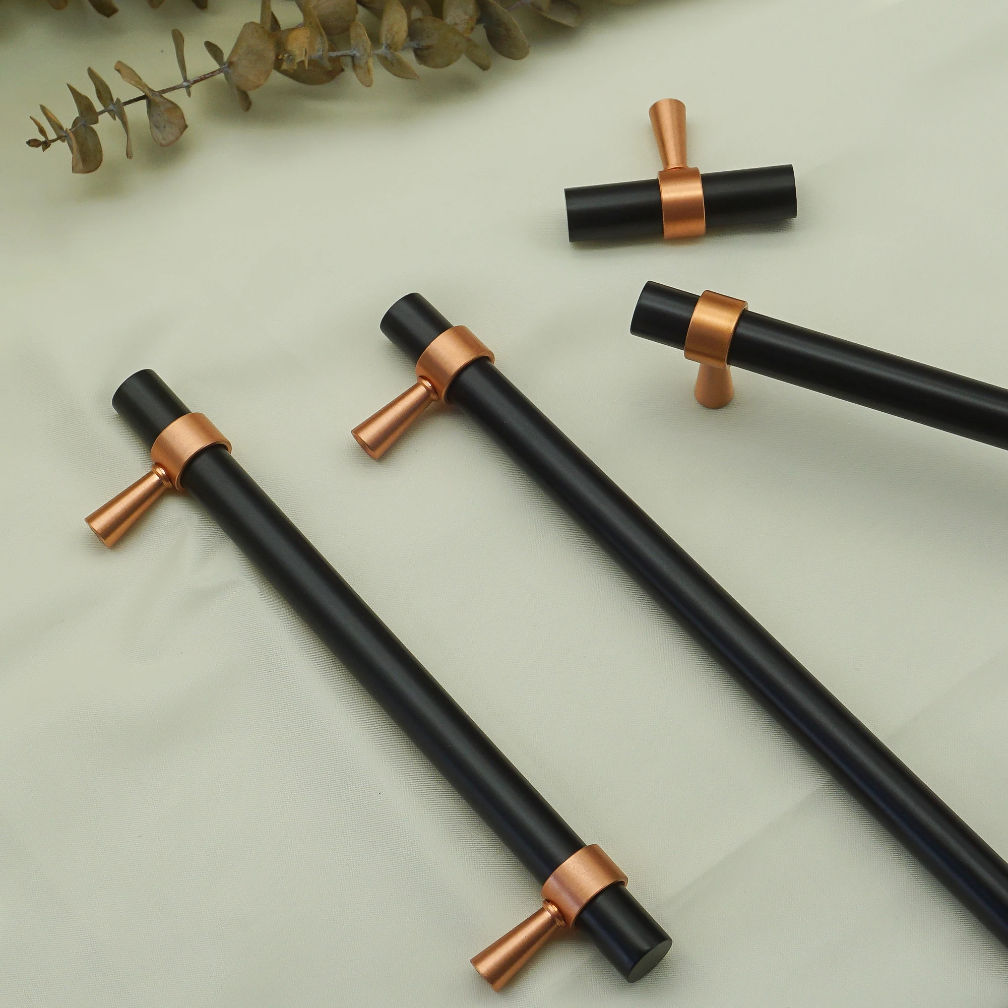 Фото Черные ручки для шкафов и ящиков, мебельные ручки из цельной латуни, современный шкаф, комод, ручки для шкафа, Т-образные ручки для шкафа №1