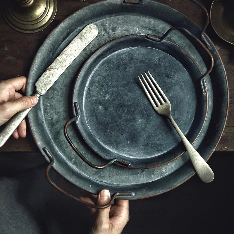 

Retro Round Iron Plate With Handles Metal Vintage Bread Tray Home Decoration Garden Restaurant Table Photographing