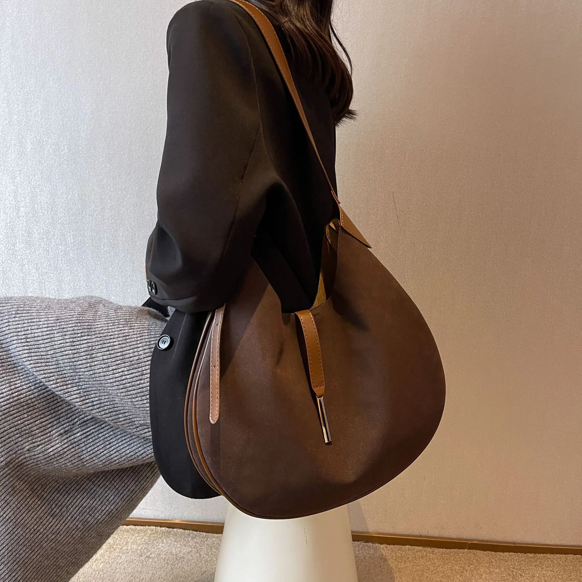 

Autumn Winter New High Capacity Underarm Bag Women's Tote Bag Retro Half Round Shoulder Bag Texture Versatile Crossbody Bag