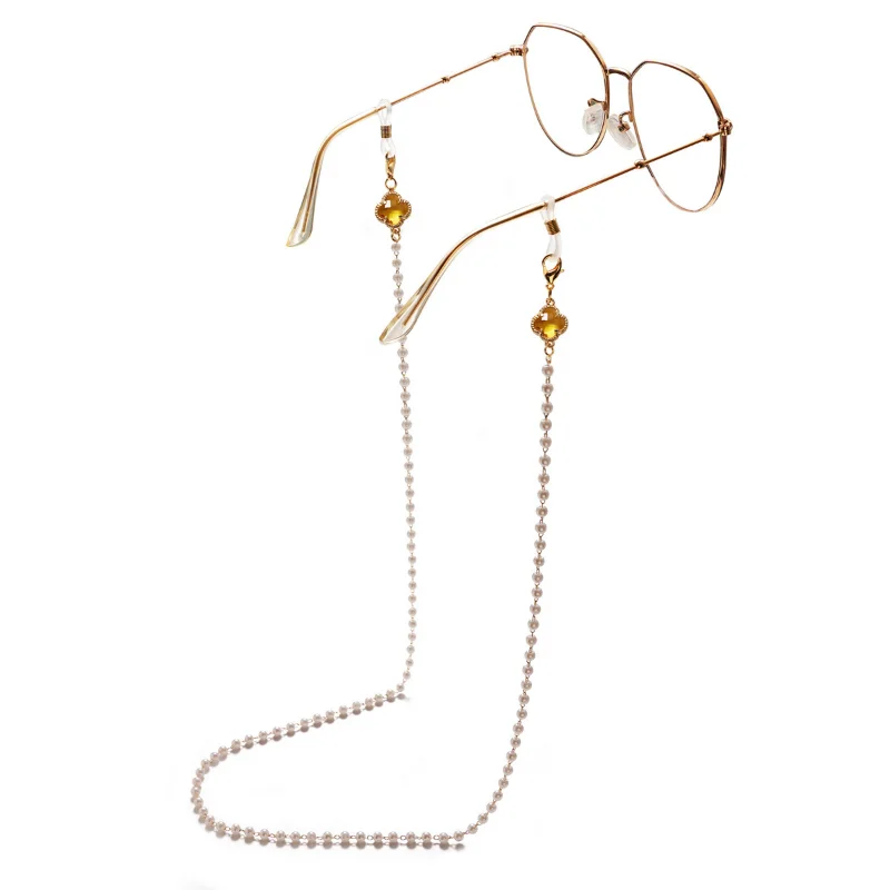 

Женская цепочка для очков с белыми бусинами