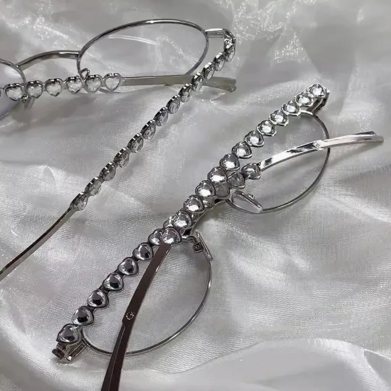 Очки солнцезащитные унисекс в металлической овальной оправе