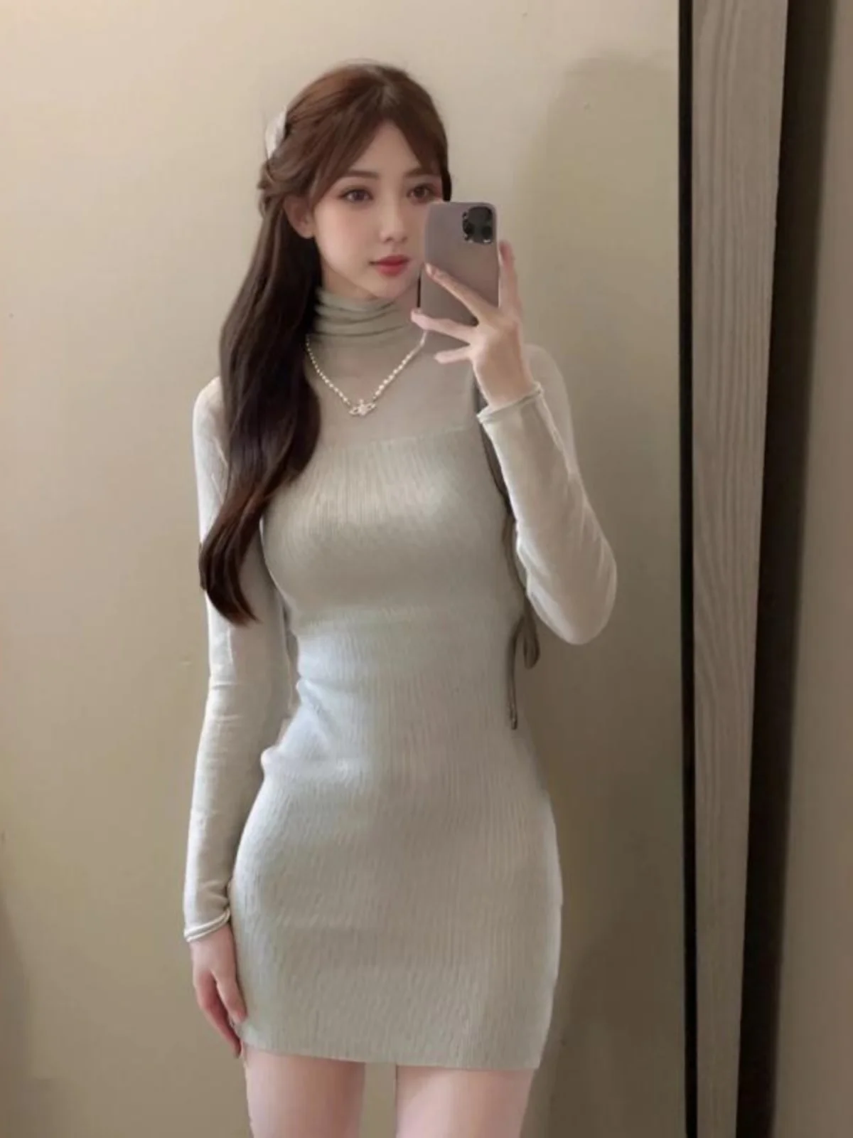 Слегка прозрачное трикотажное платье с короткими рукавами и длинными слегка