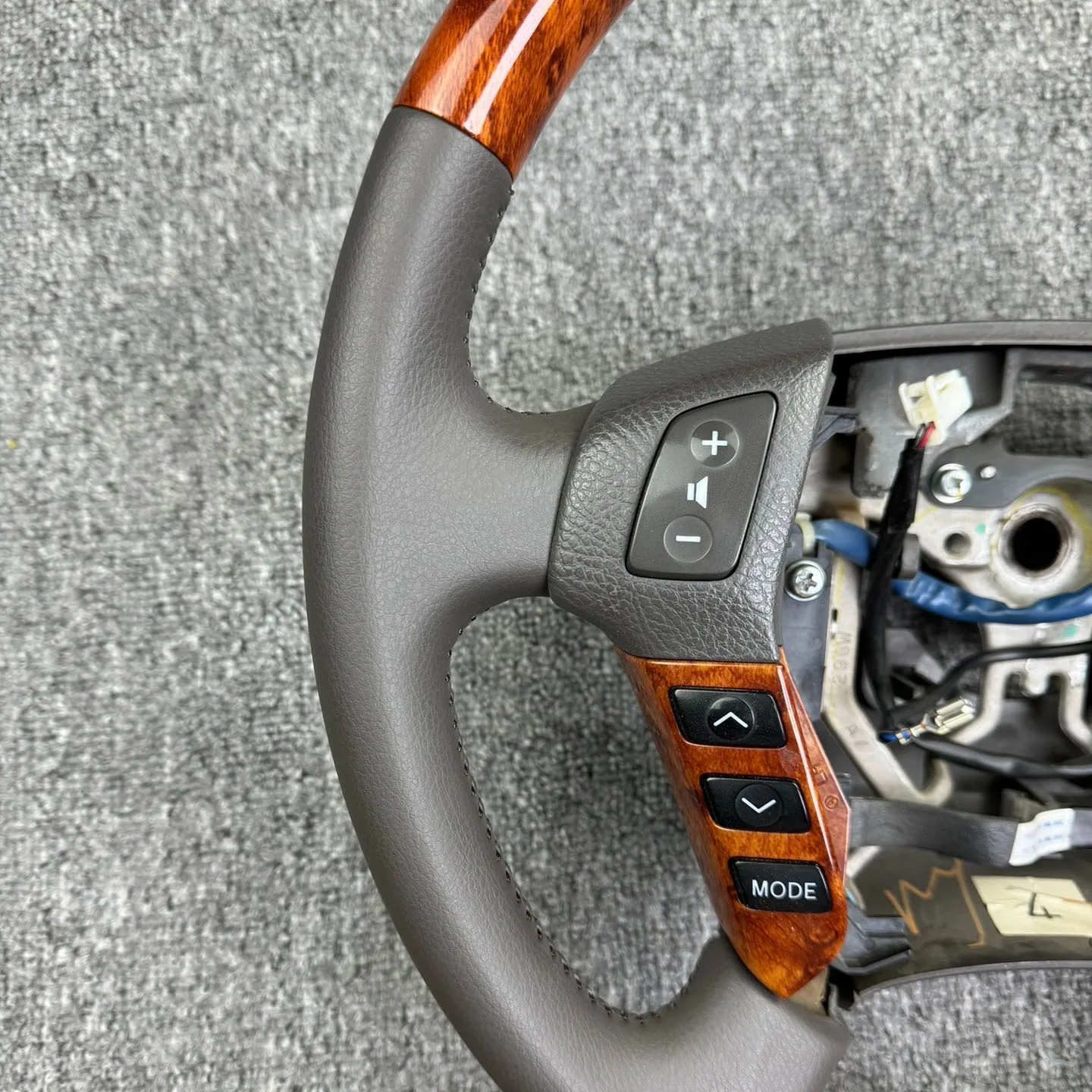 Фото Для Toyota Crown 05-09 08 07 06, рулевое колесо из орехового дерева и кожи на заказ №5