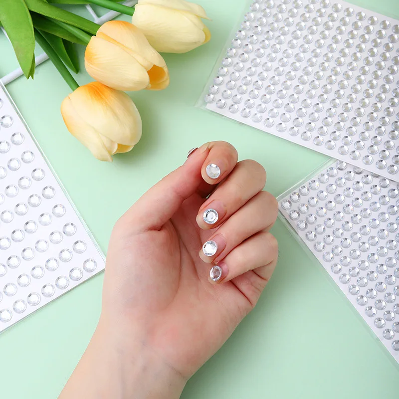 Рисунок 5 - Новые яркие наклейки для лица