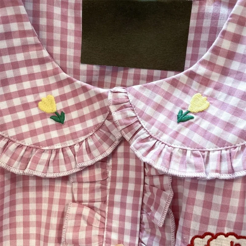 Японская милая блузка в клетку с мультяшной вышивкой и оборками однобортные