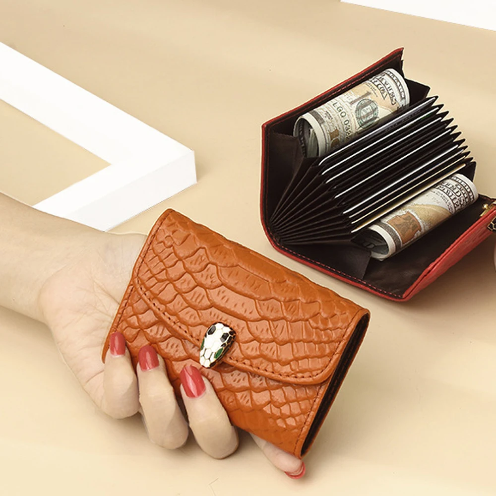 

Модный кошелек из натуральной кожи со змеиной пряжкой и отделением для карт