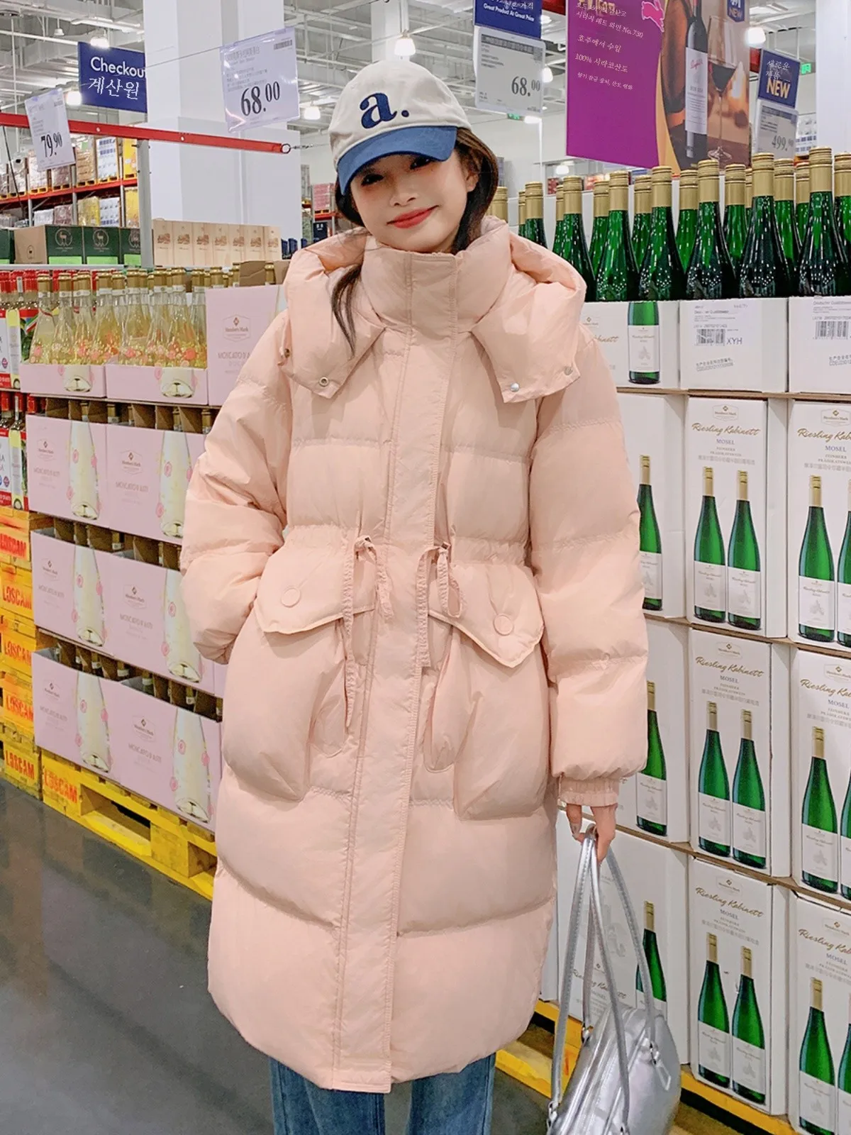 Розовый пуховик с милым капюшоном женский средней длины зима 2024 новый дизайн