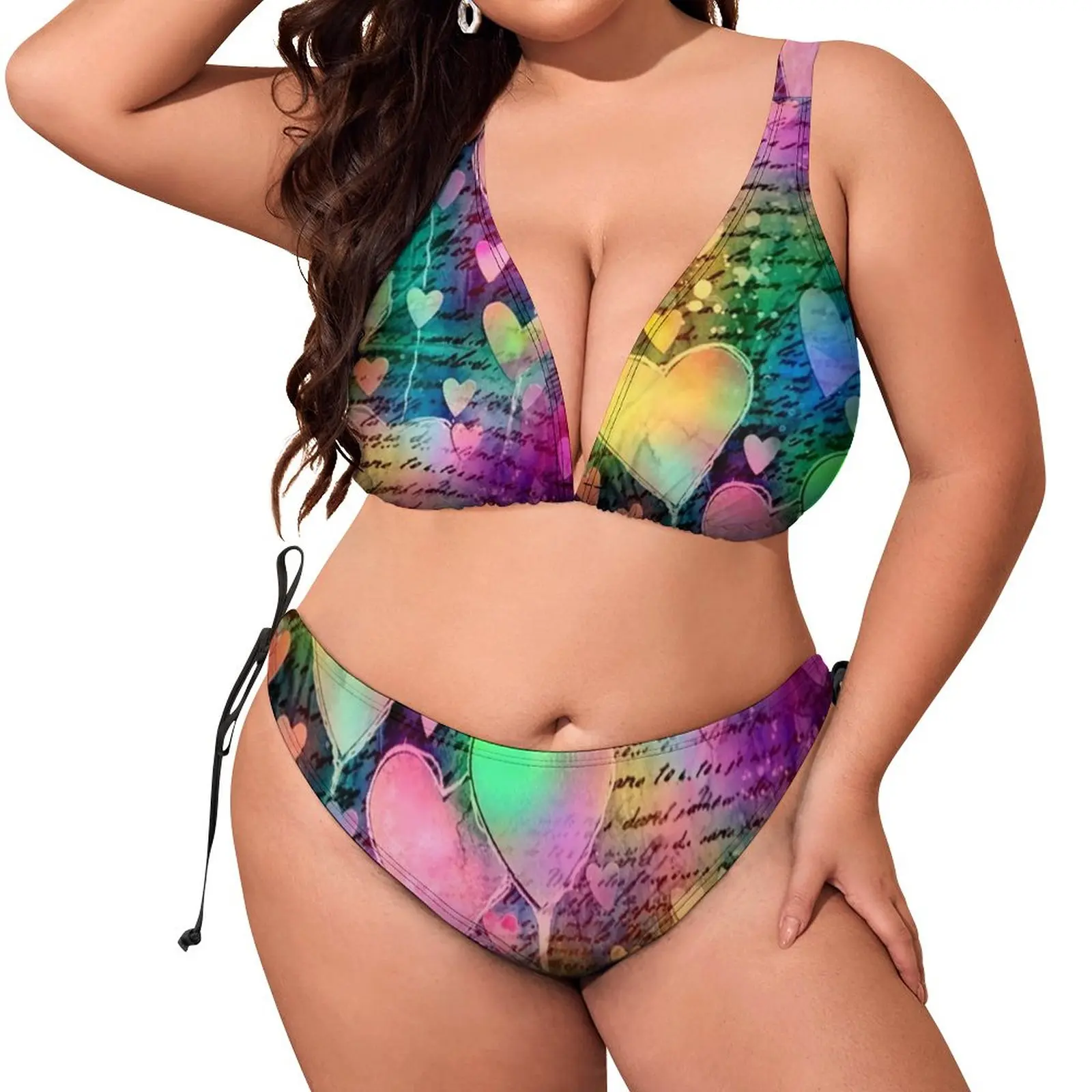 

Купальник-бикини с абстрактными буквами и принтом в виде сердечек