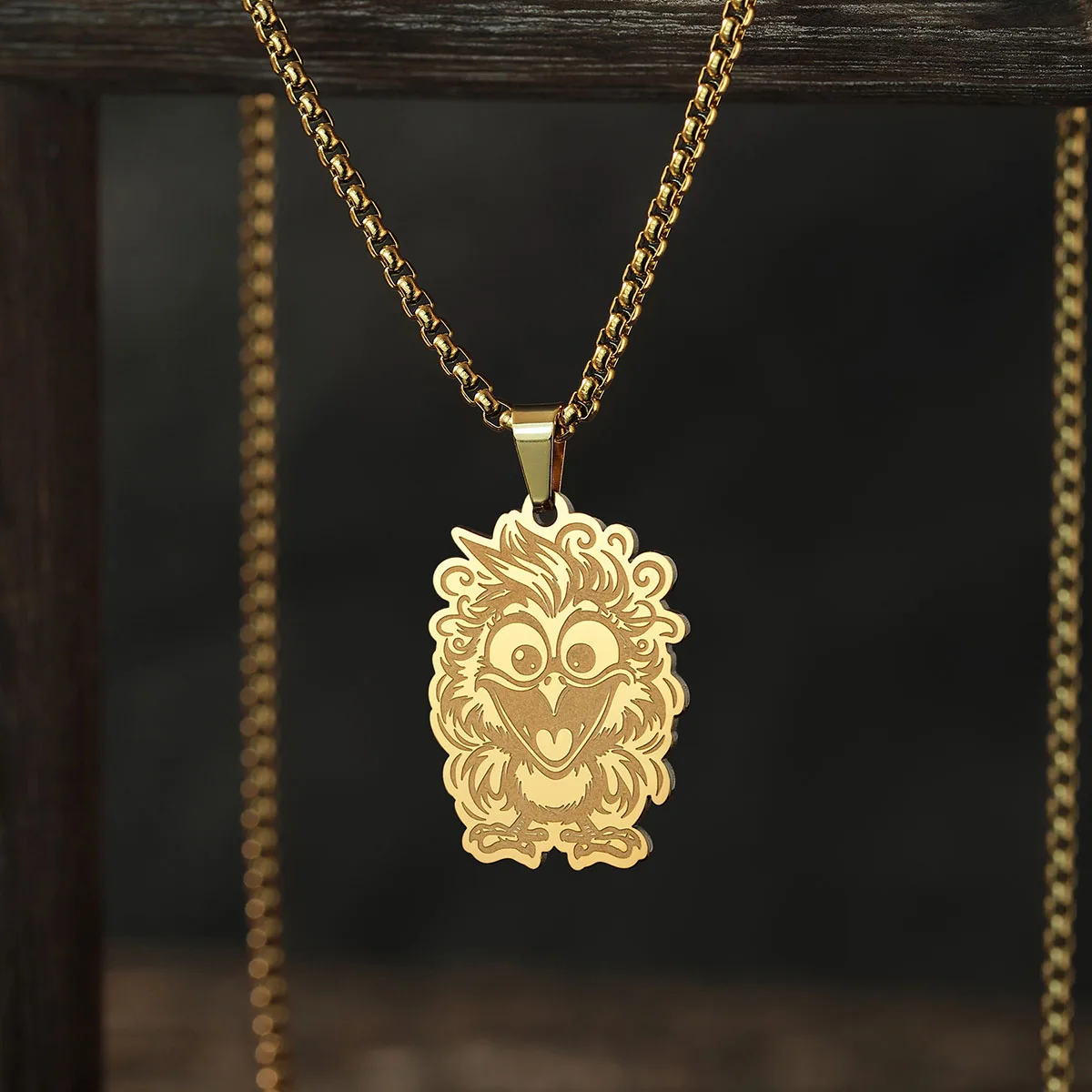 Женское колье с подвеской в виде металлической цепочки