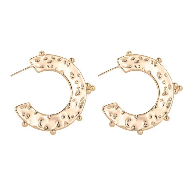 

2021 autumn and winter new ins style metal pleated C-shaped earrings exaggerated atmosphere Earrings