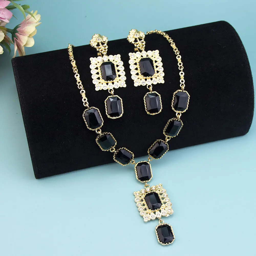 Комплект из колье и серёг с кристаллами