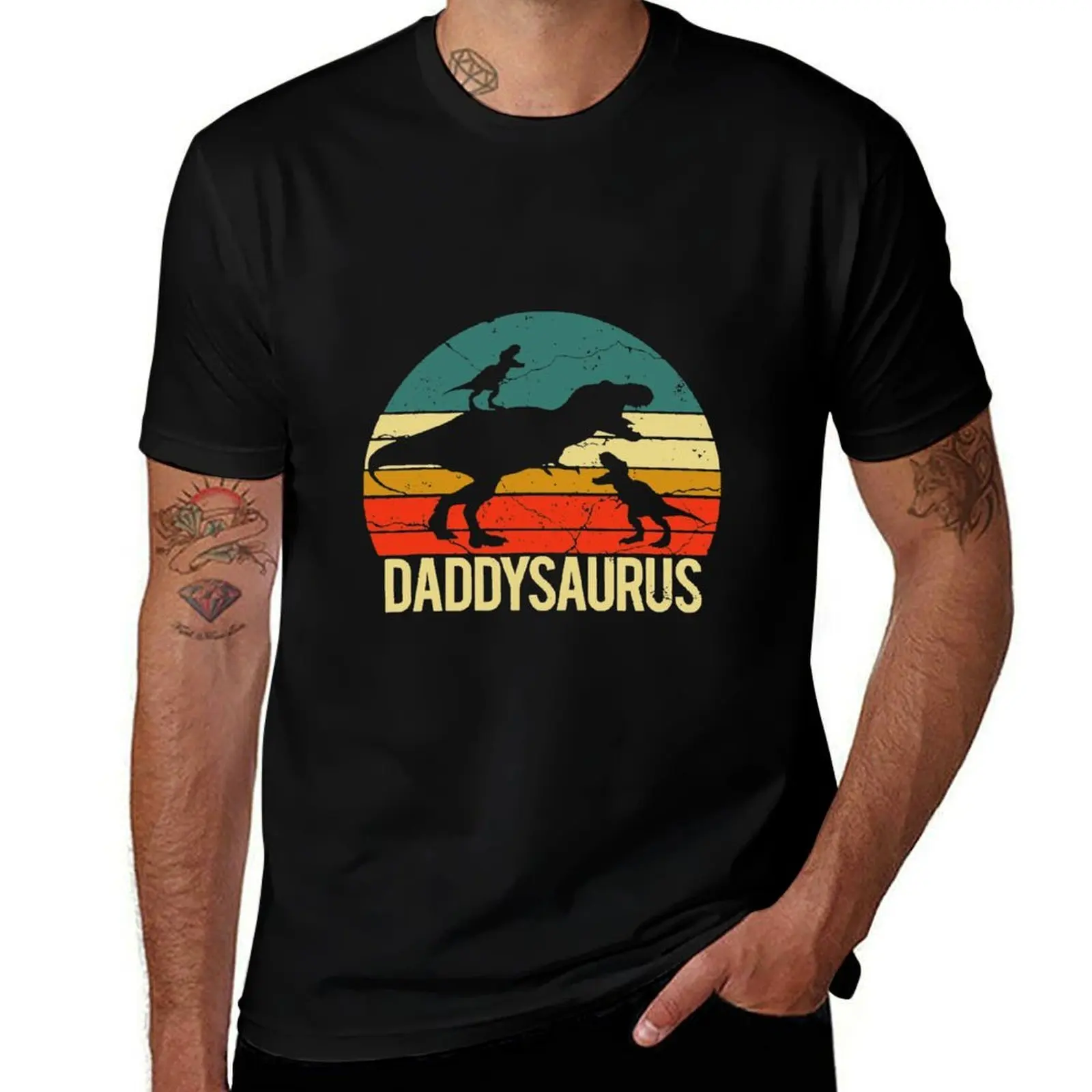 Фото Лучшая винтажная футболка Daddysaurus ко Дню отца, футболка с изображением динозавра, футболка для папы, управляющего двумя детьми, удобная рабочая футболка для мужчин №1
