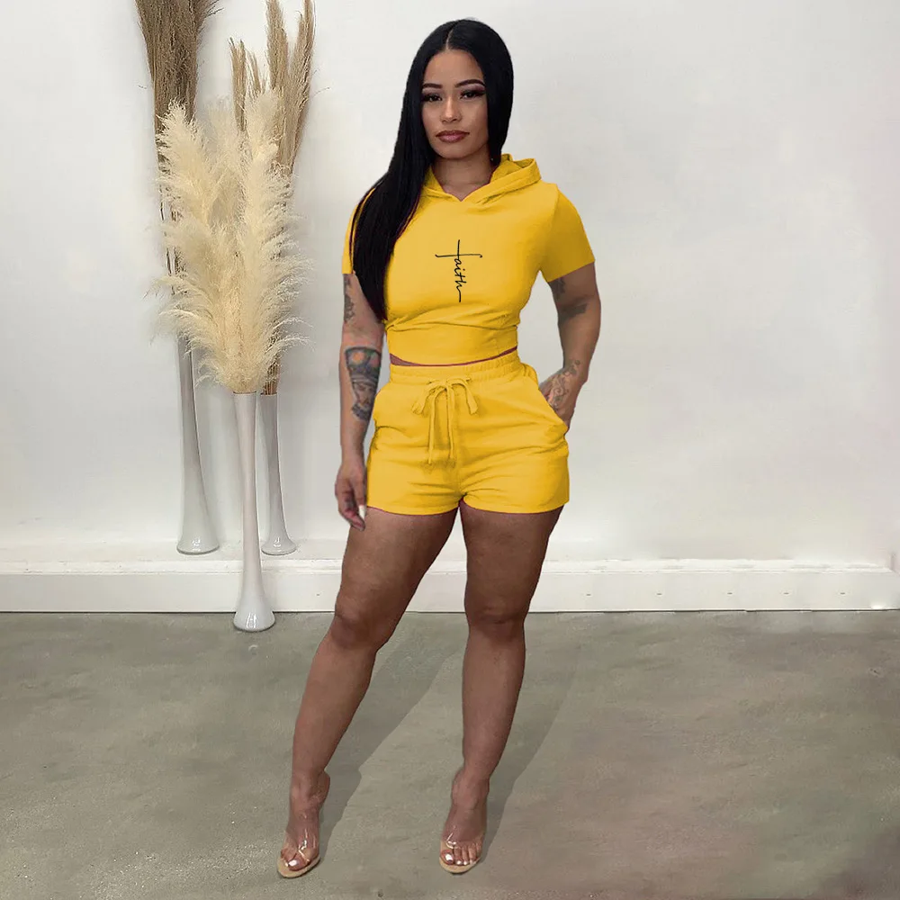 

Летний Повседневный Спортивный стильный комплект из двух предметов, женская модная футболка с капюшоном с буквенным принтом и шорты на бре...