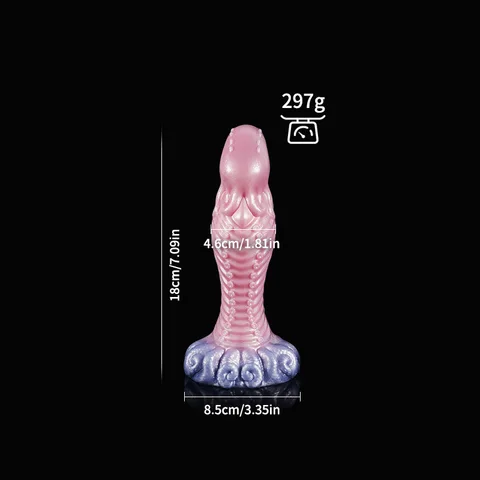 Бір қыз мегафонмен өзінің сүйкімділігін көрсетеді