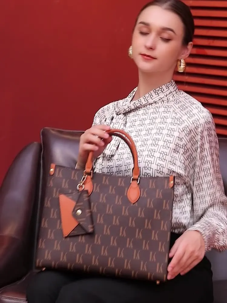 

2022 senior sense autumn and winter new Tote bag large capacity commuter portable women's bag light luxury bag W857