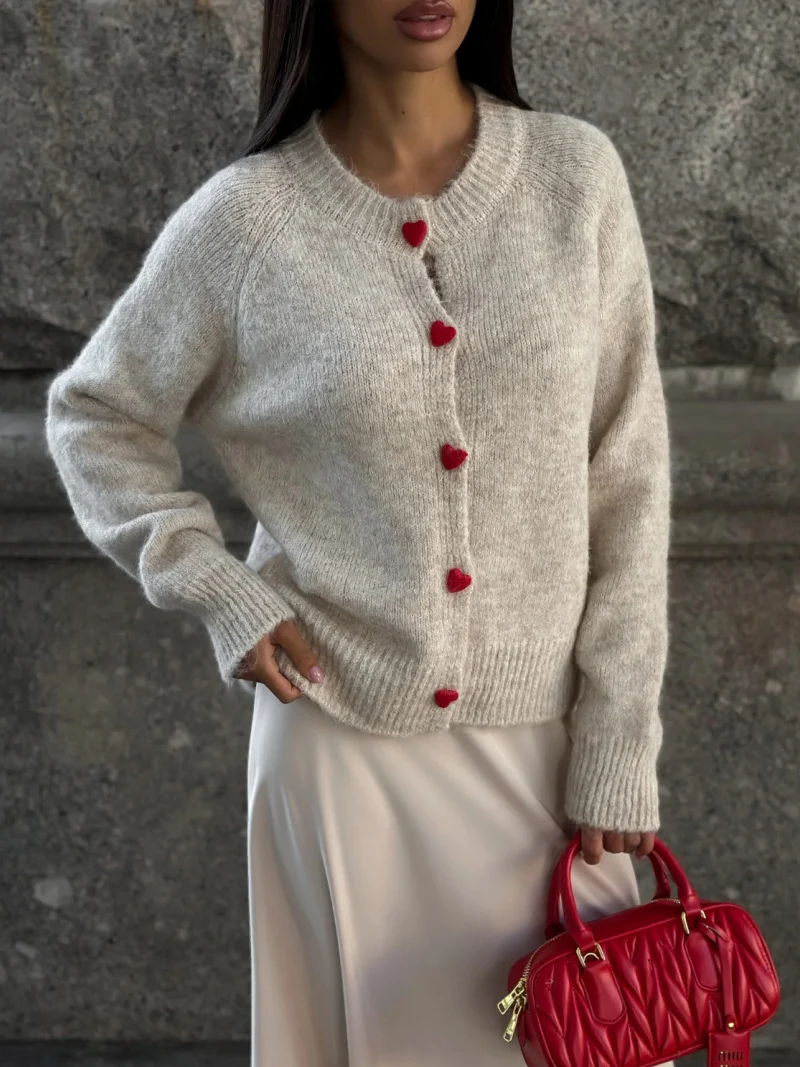 Женский вязаный кардиган на пуговицах с круглым вырезом и длинными рукавами