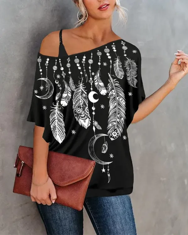 

Женская летняя футболка с принтом перьев и воротником-лодочкой