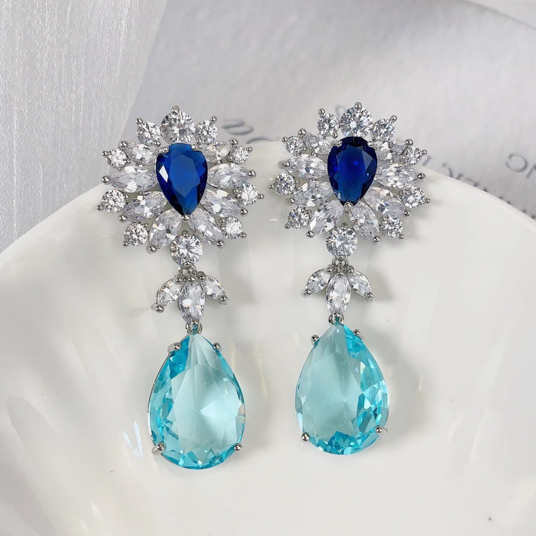 

Женские серьги-подвески из серебра пробы с фианитами