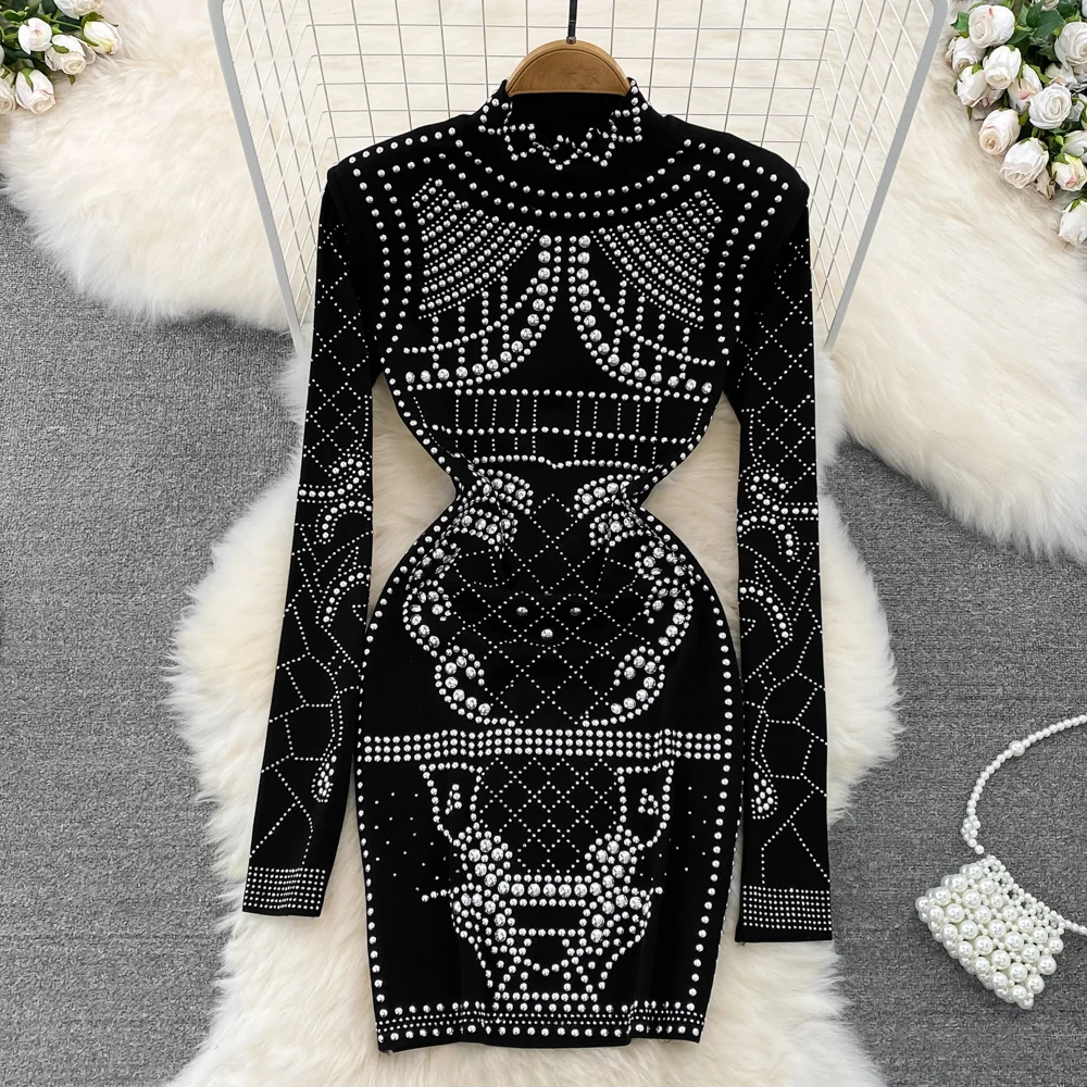 

Платье женское демисезонное Облегающее с воротником-стойкой и бриллиантами