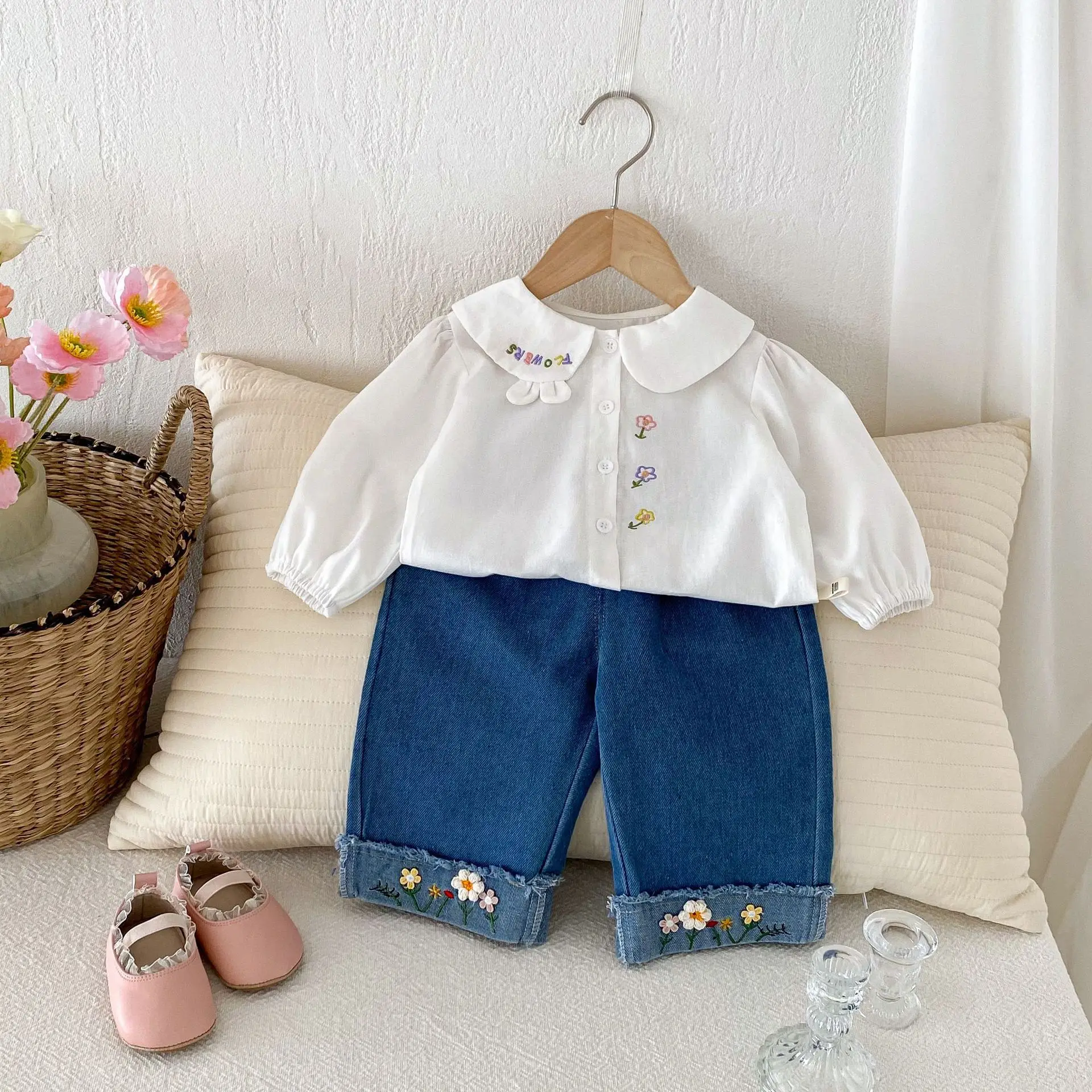 Джинсы с широкими штанинами для маленьких девочек цветочной вышивкой осенние