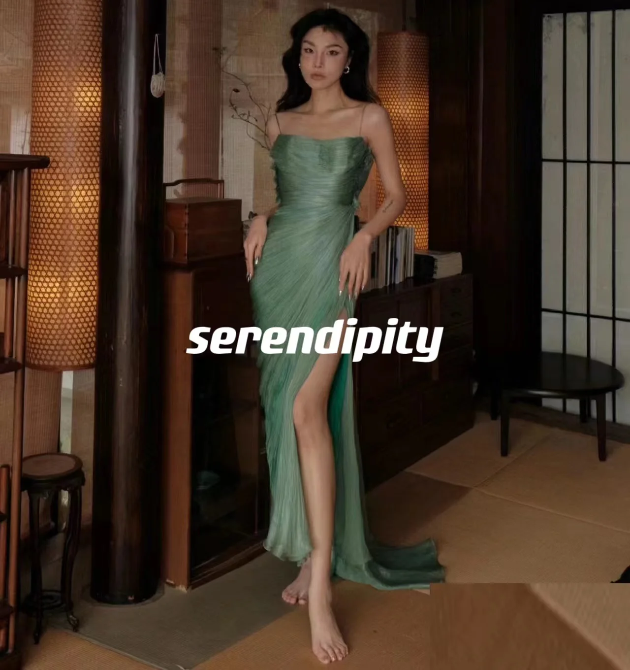 

Бальное платье в пол с оборками, на тонких бретельках, без рукавов