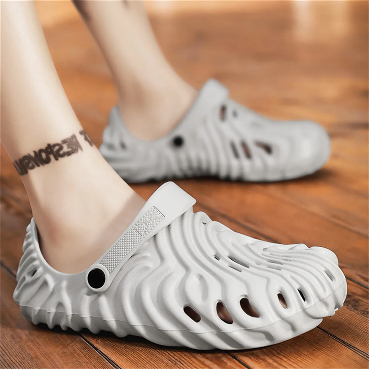 Breathable Slippers Women Outdoor Clogs Thick Sole Beach Sandals Fashion Men EVA Non-slip Home Garden Hole Shoes Couple Slides