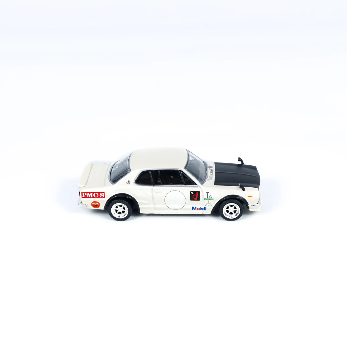 Белая модель автомобиля Tarmac Works 1:64 Skyline 2000 (KPGC10)