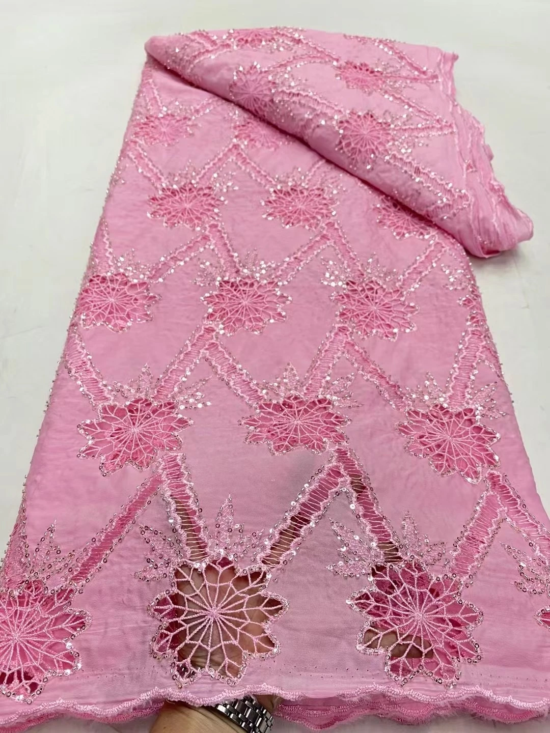 Зелёное кружевное полотно с блестками и жемчугом Magicfabric |