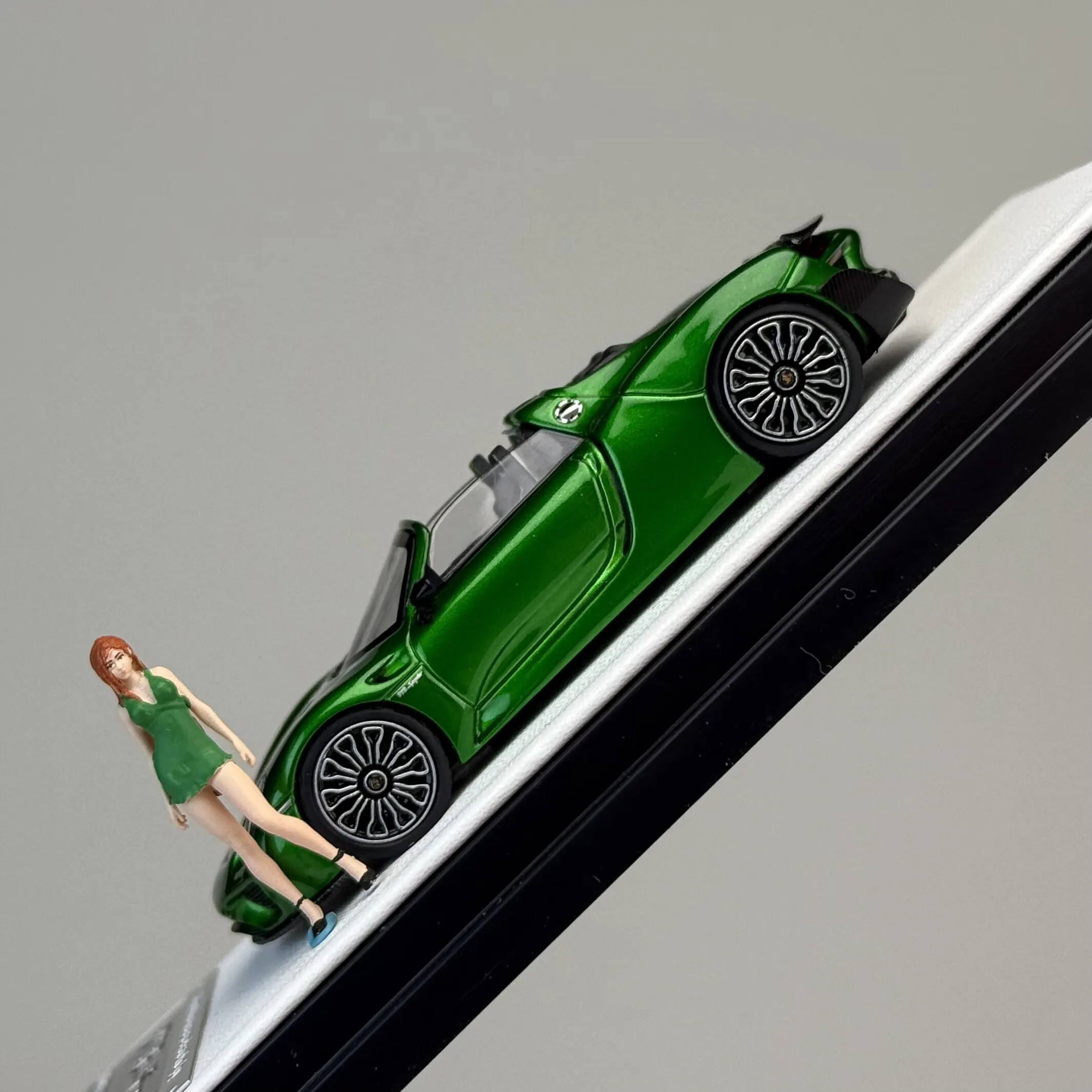 Модель автомобиля Porsche 918 Spyder из литого металла, масштаб 1:64 (art.: 3920daeb85046) - 3920daeb85046