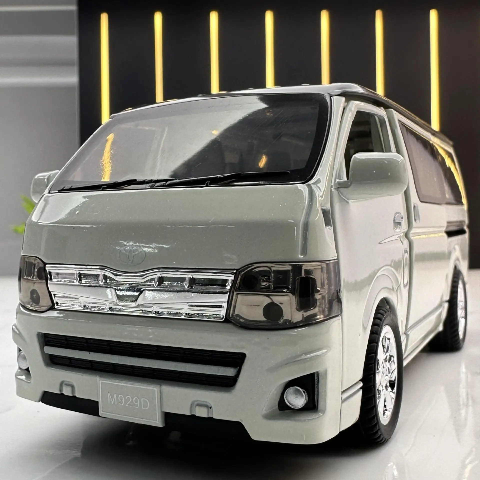Модель автомобиля Toyota Hiace в деловом стиле 1:32 украшение со звуком и оформлением