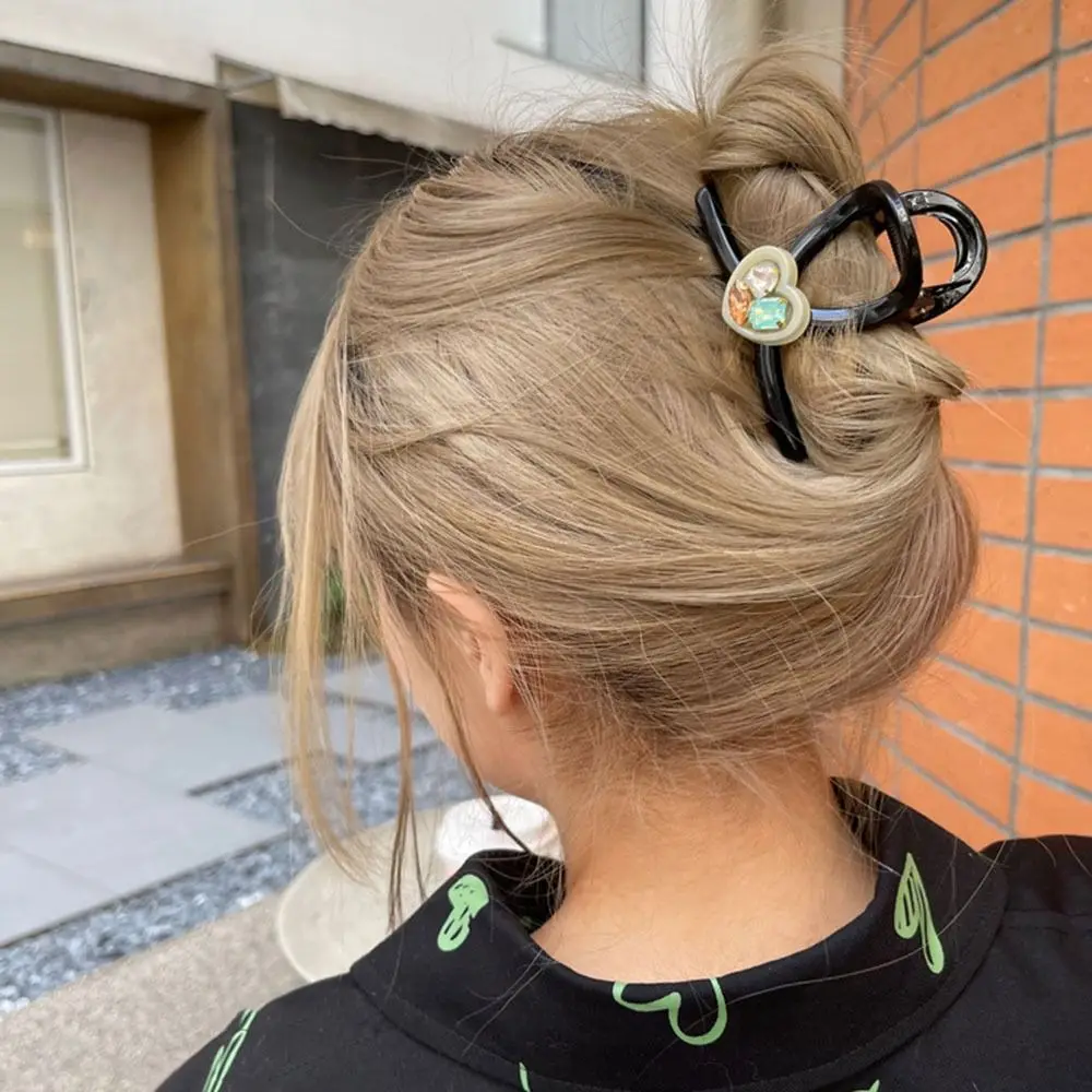 

Корейский Изысканный красочный бриллиантовый зажим для волос с сердечками для женщин и девушек зажим для спины и Головы Акулы Элегантный Простой зажим для волос