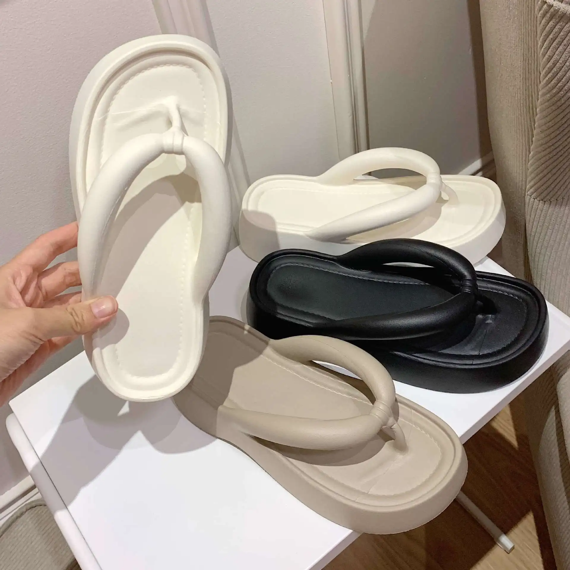 

New Thick Soled Clip on Herringbone Slippers Summer Solid Color Heightening Simple Sandals Women Wear Anti-skid Beach Shoes