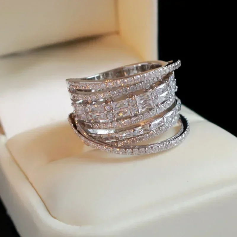 Роскошные широкие кольца с блестящими кристаллами и кубическим цирконием для