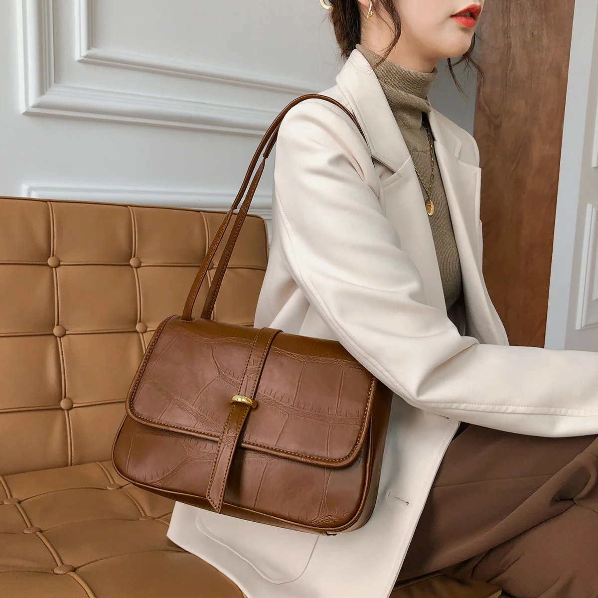 

Брендовая Подлинная Высококачественная роскошная женская новинка 2023 на осень и зиму почтальонка Женская вместительная кожаная сумка на пл...