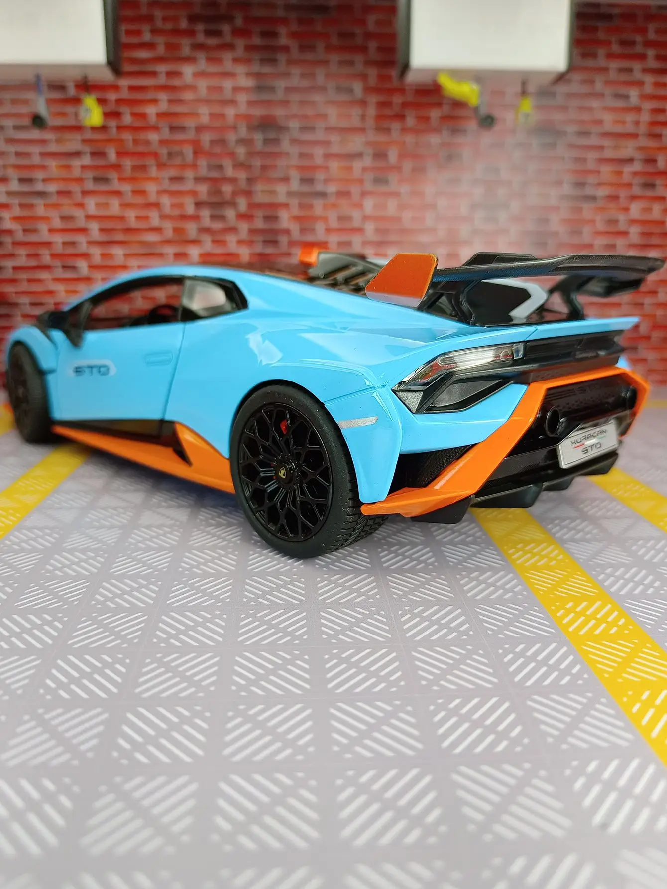 Фото Растар 1:18 Lamborghini Huracan STO Суперкар Модель автомобиля Игрушечная машина двери с обеих сторон, которую можно открыть тонкое качество изготовления №2