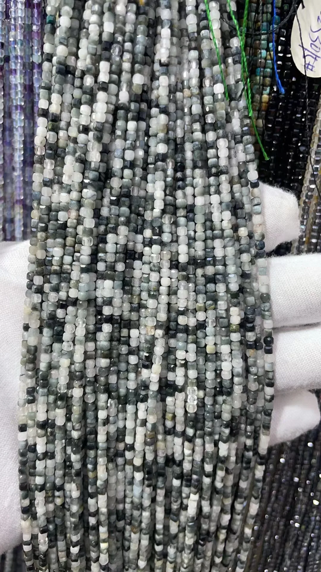 Натуральный камень Орлиный глаз граненый куб режущее лицо 2 5x2 5 мм длина 39 см