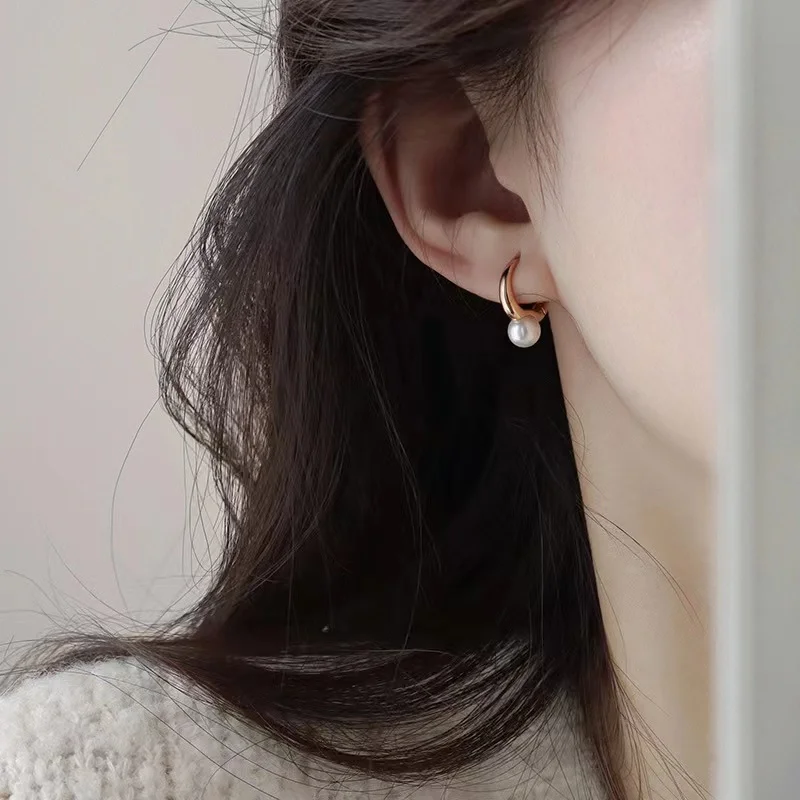

Vintage style pearl earrings for women with a high-end feel, simple circular earrings, and earrings